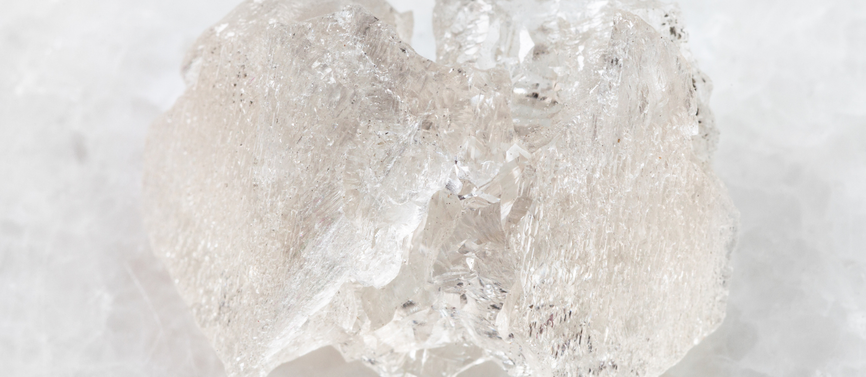 Danburita: A Pedra da Clareza Espiritual e Equilíbrio Interior