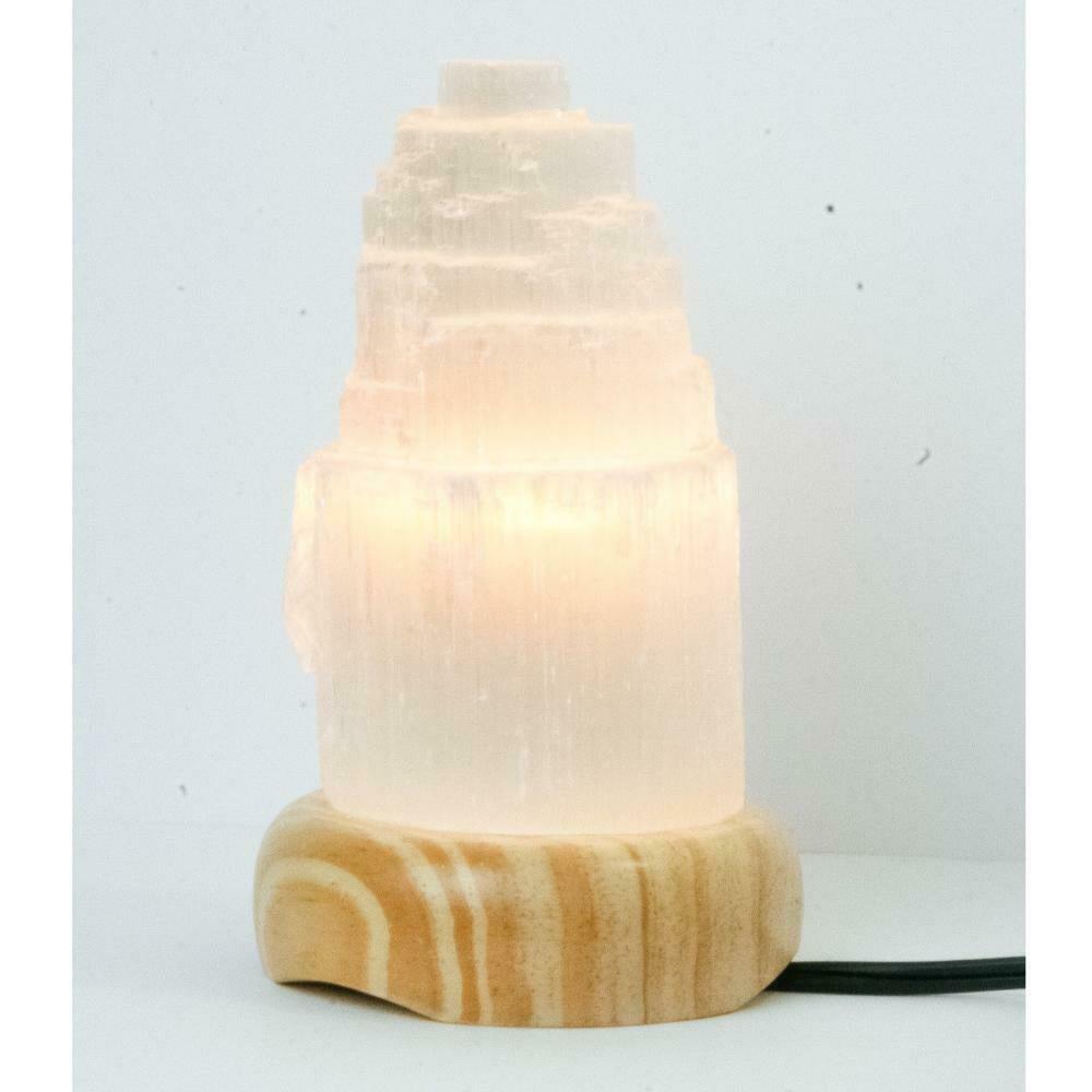 Luminária Selenita Branca na Base Madeira Clara
