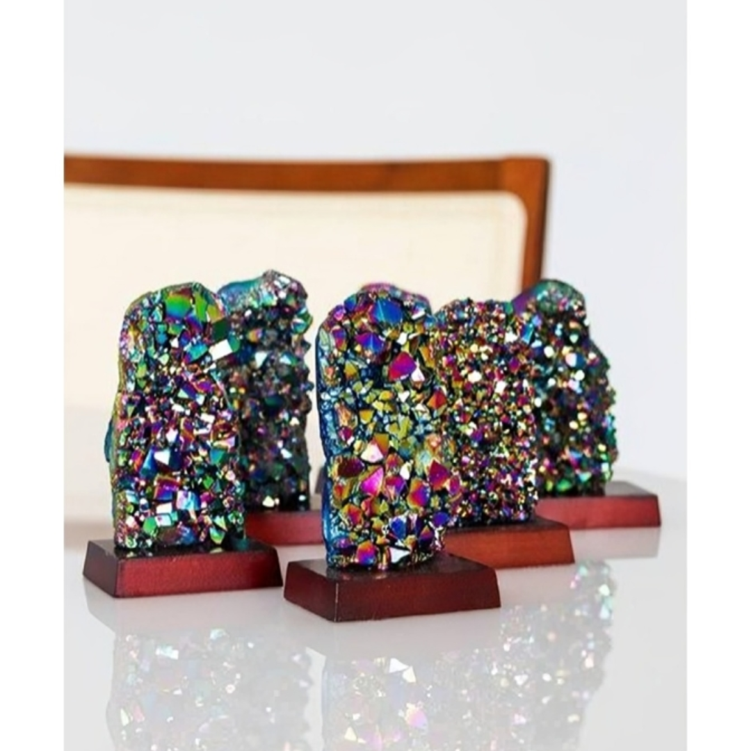 Drusa Quartzo Titânio Rainbow Média na Base de Madeira