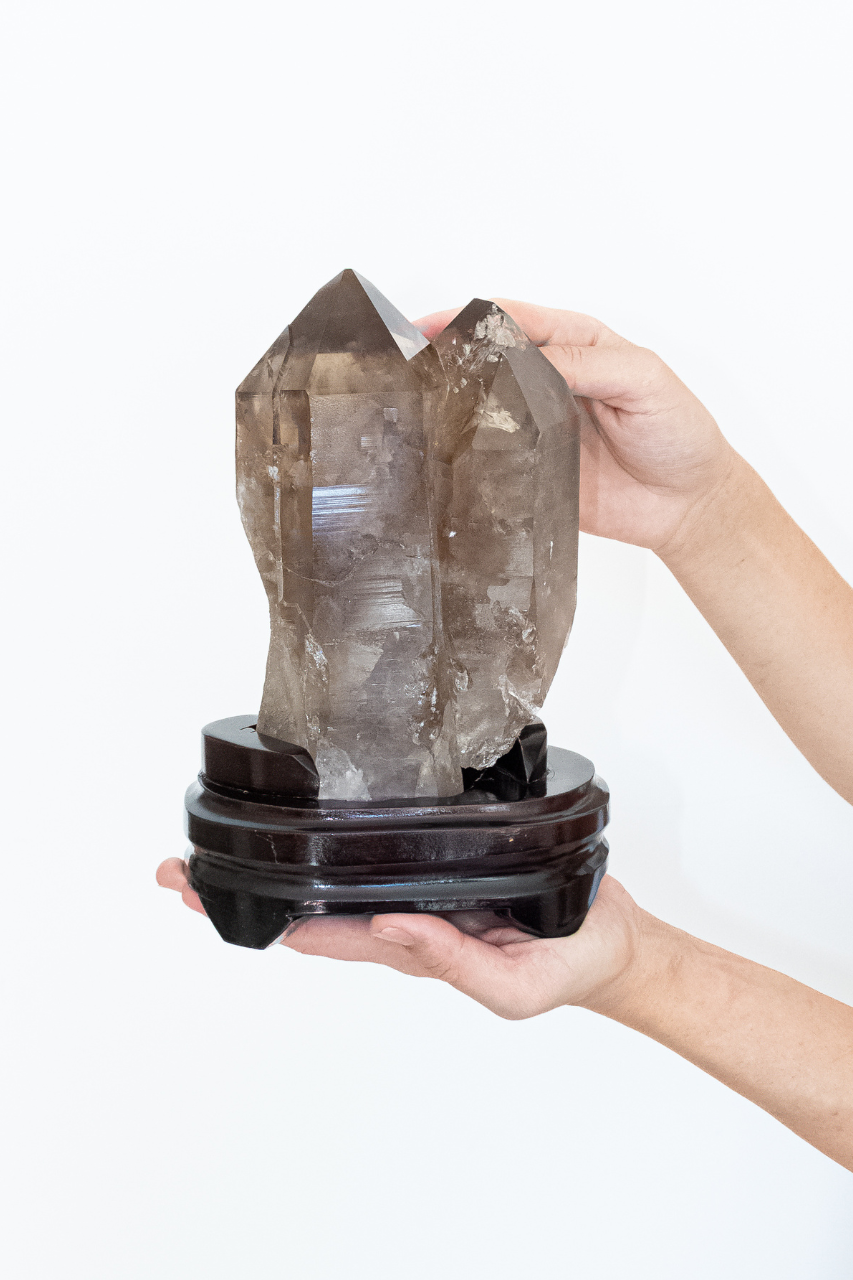 Quartzo Fumê Cristalizado Extra Na Base De Madeira Escura 3,130kg