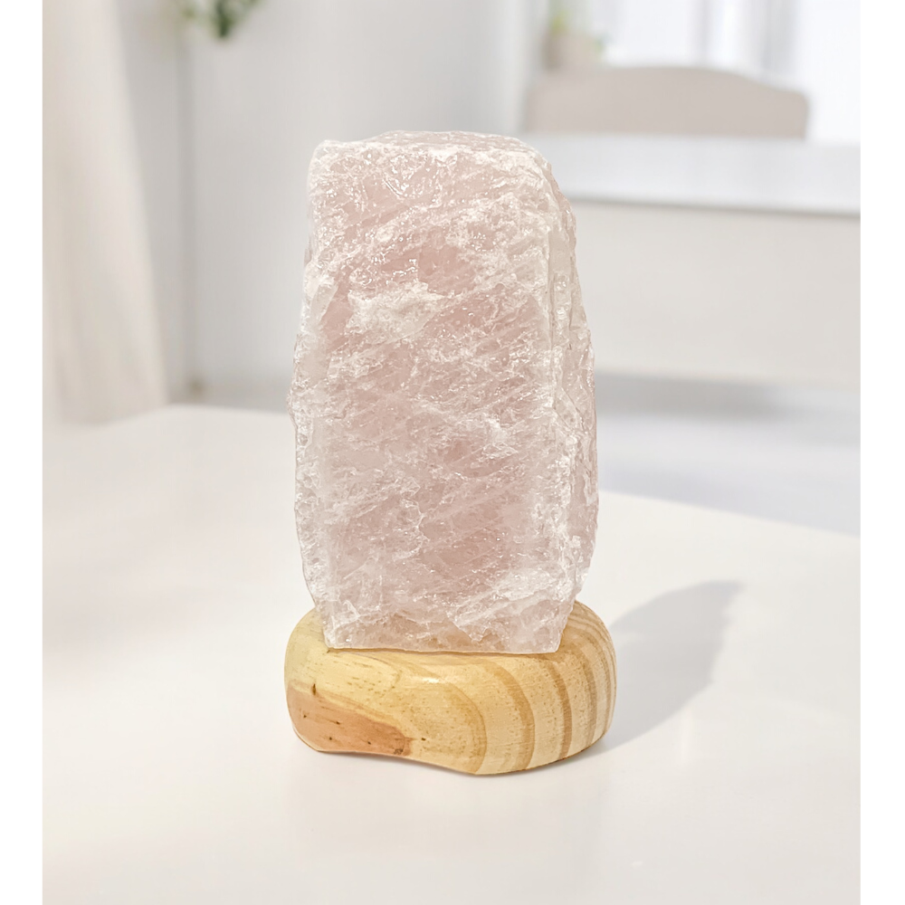 Luminária De Quartzo Rosa Bruto Na Base De Madeira Clara
