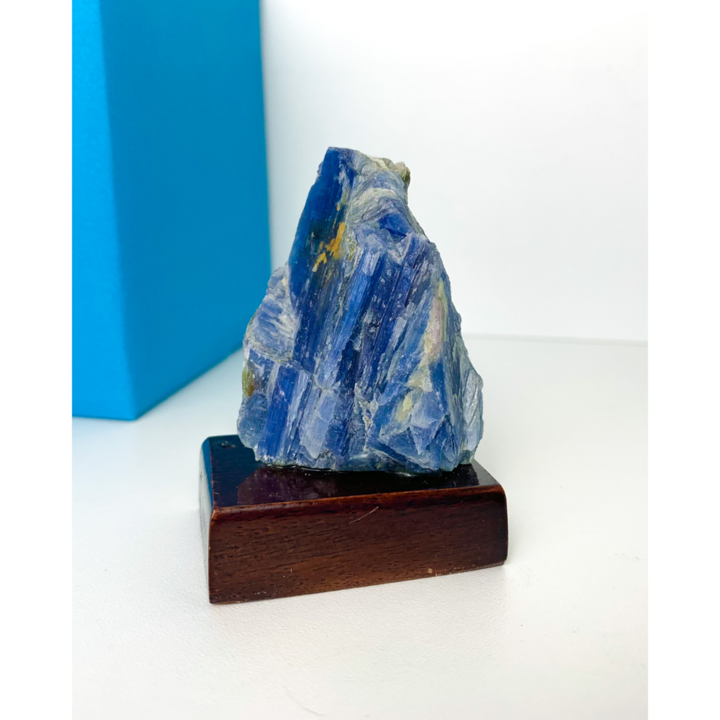 Pedra Cianita Azul na base de madeira