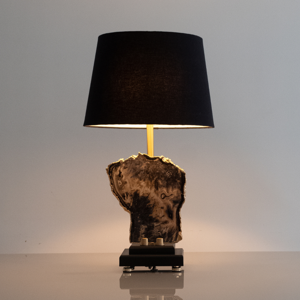 Abajur Chapa de Ágata Natural Banho Ouro na Base de Madeira Preta