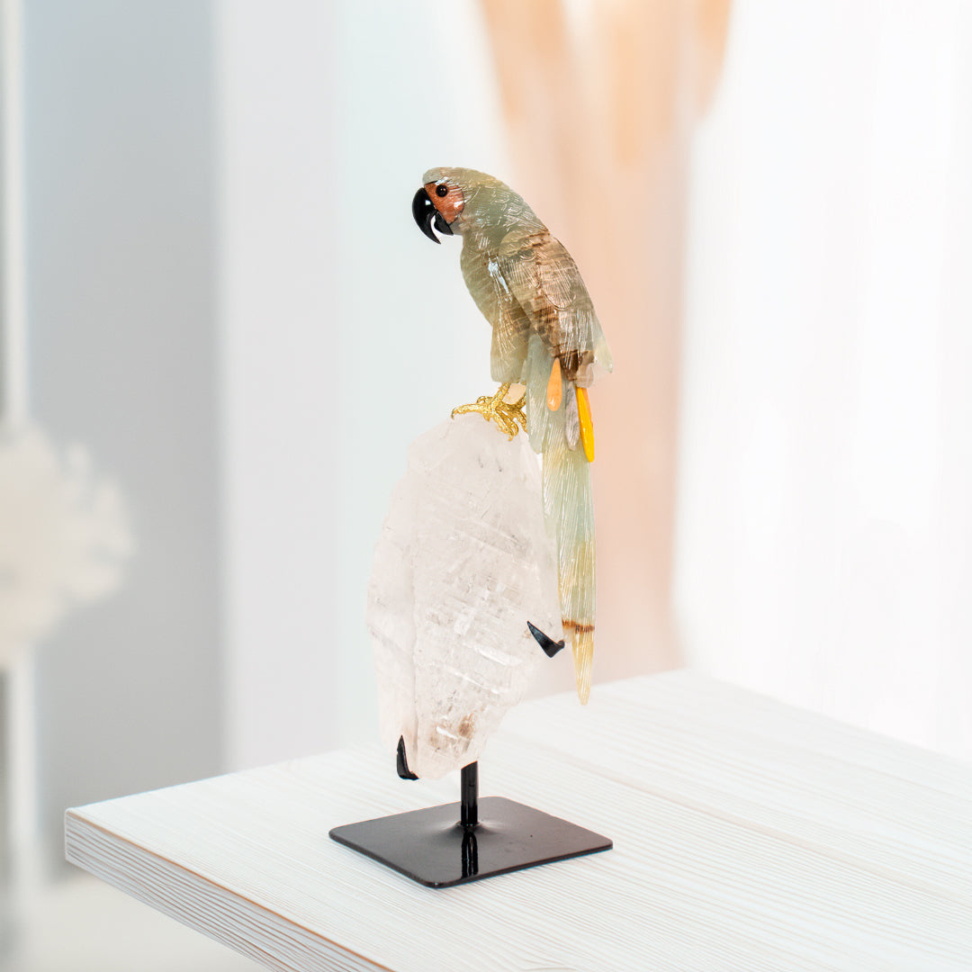 Arara Calcita Aquatina Lemuriana na Base Cristal de Quartzo Tabular (raro) Base Metal Preto