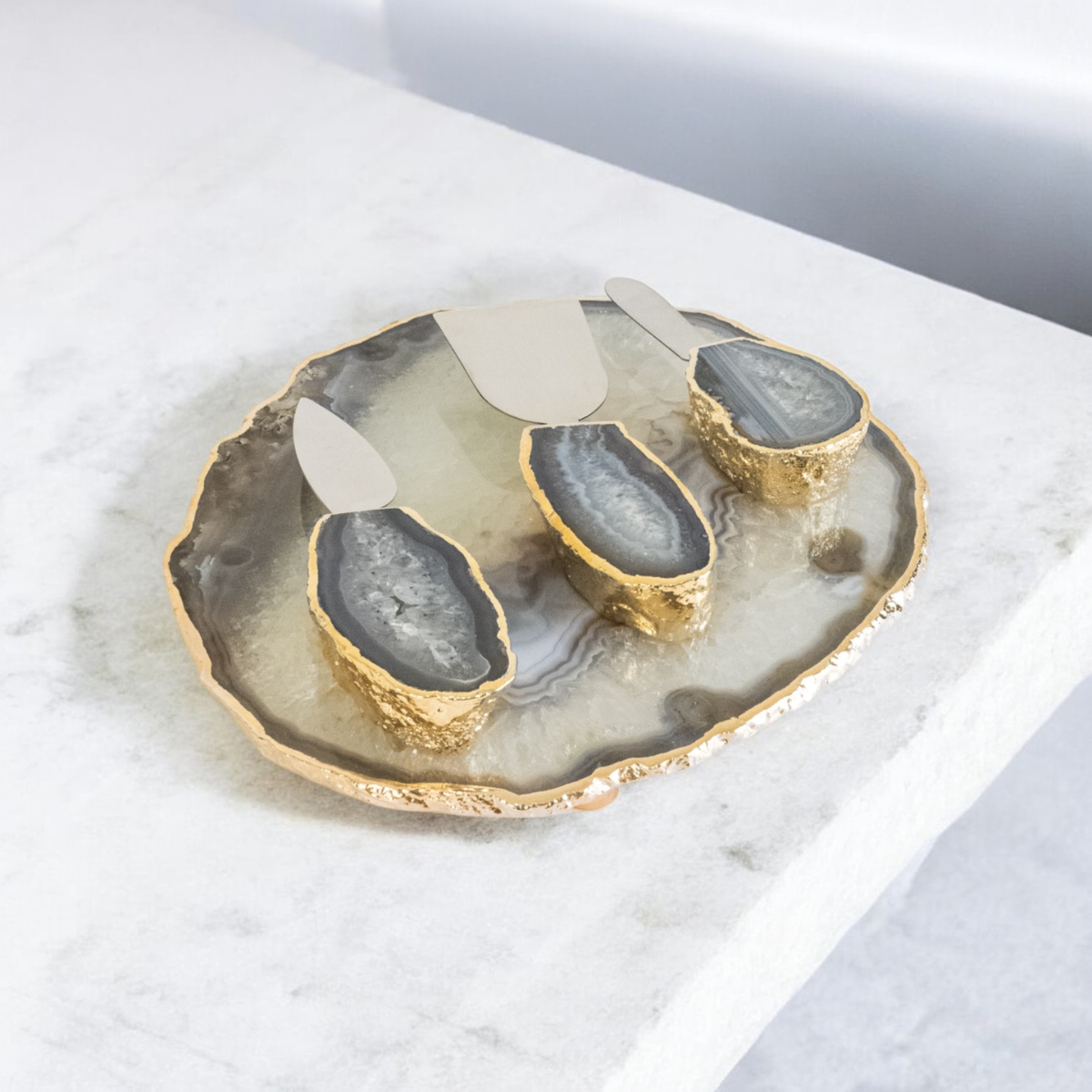 Bandeja Ágata Natural Banho Ouro com Pé + Jogo de Facas para Queijo