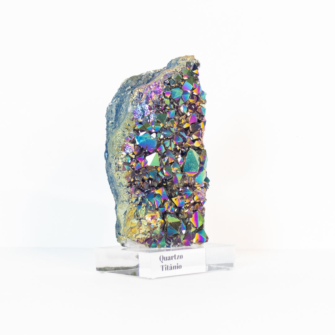 Drusa Quartzo Titânio na Base Acrilica 947 gramas