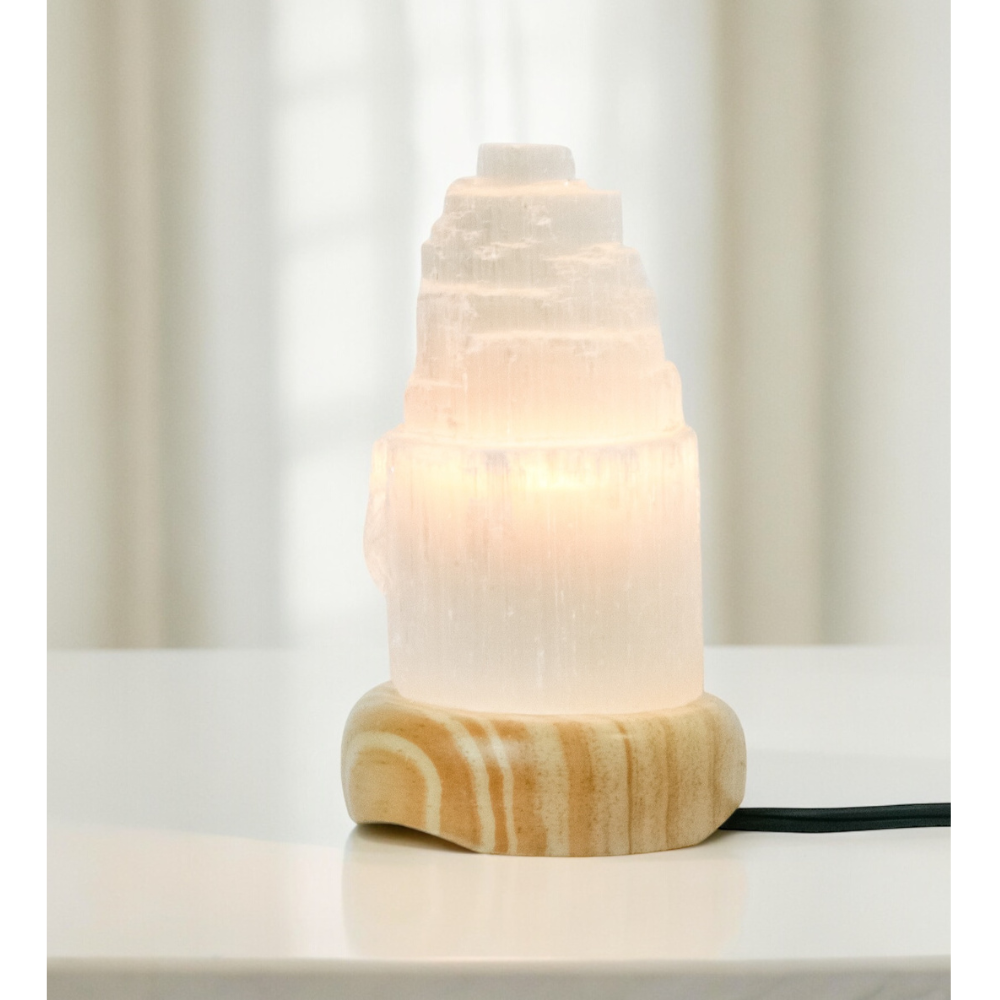 Luminária Selenita Branca na Base Madeira Clara