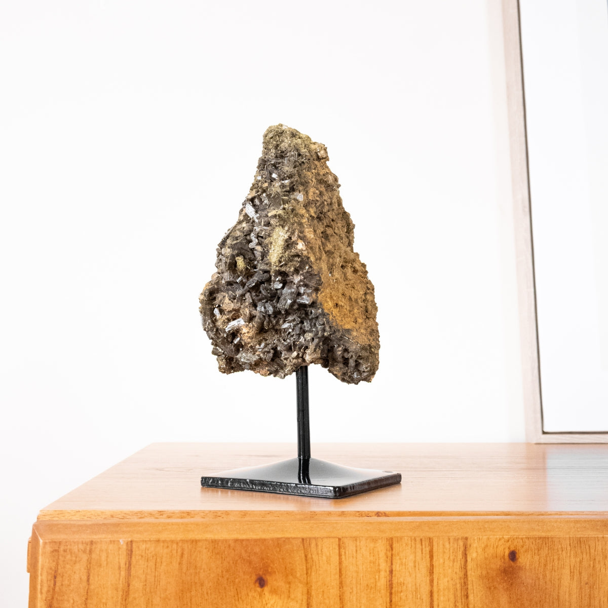 Pedra Epidoto Bruto na Base Metal Preto 2,180 kg
