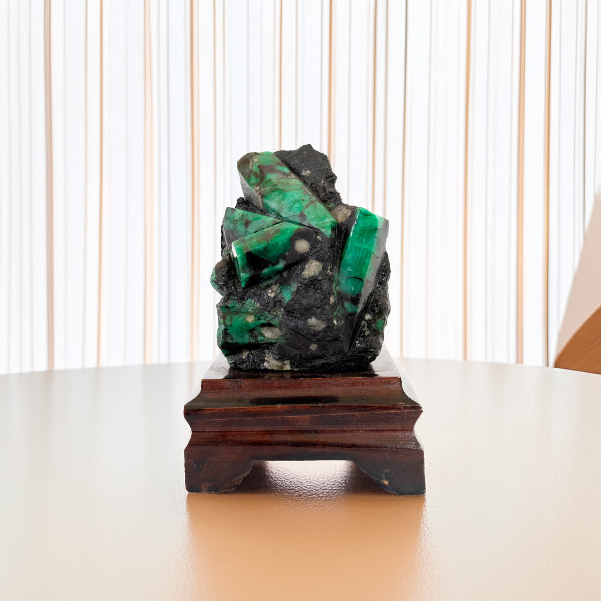 Pedra Esmeralda Extra Semi Polida na Matriz Base Madeira 620 gramas