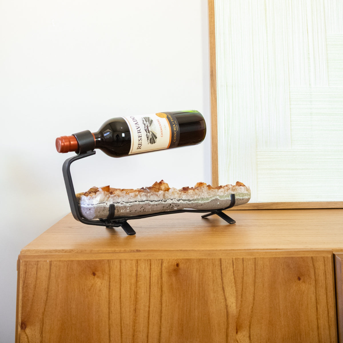 Suporte para vinho em Drusa de Citrino na base de metal preto 2,955 kg