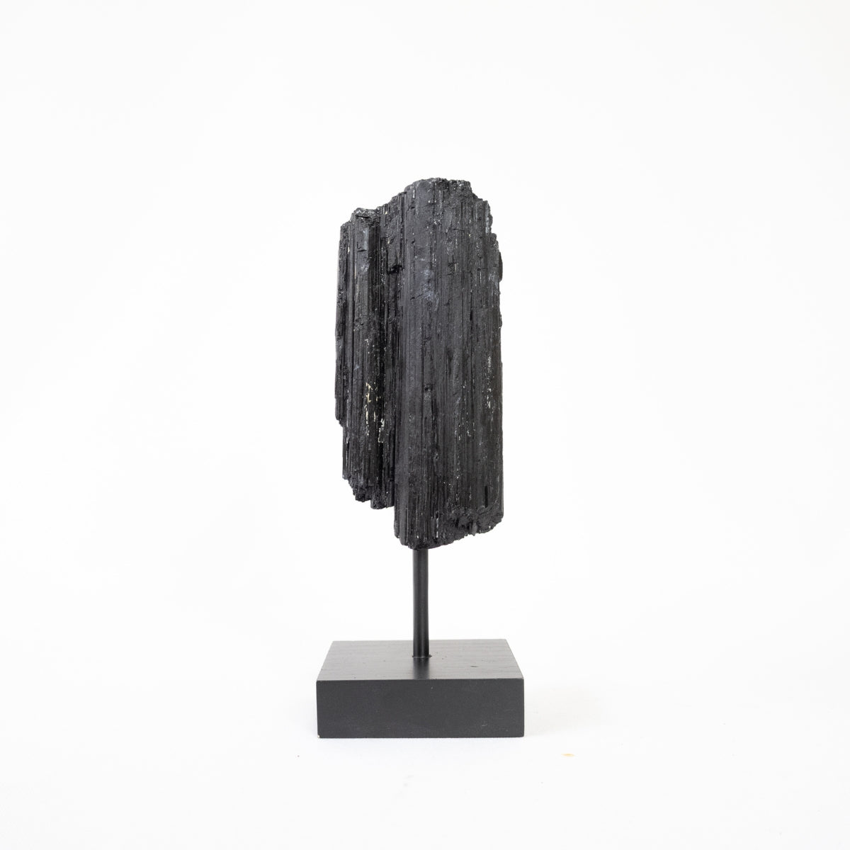 Turmalina Negra Bruta na Base Madeira Preta 500 a 600 gramas