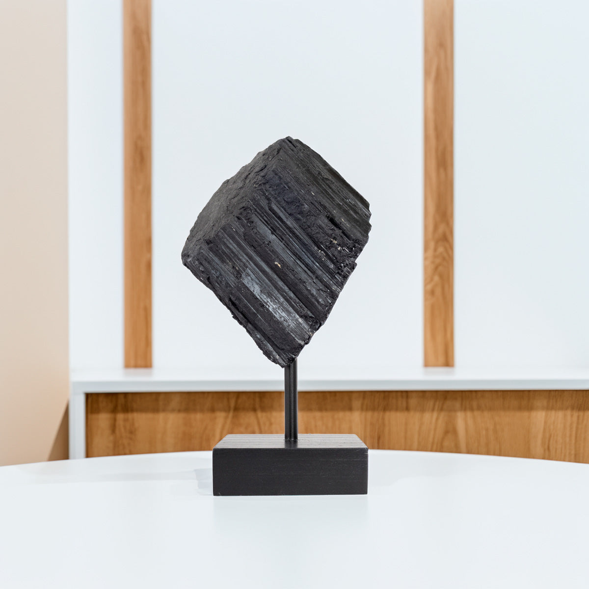 Turmalina Negra Bruta na Base Madeira Preta 645 gramas