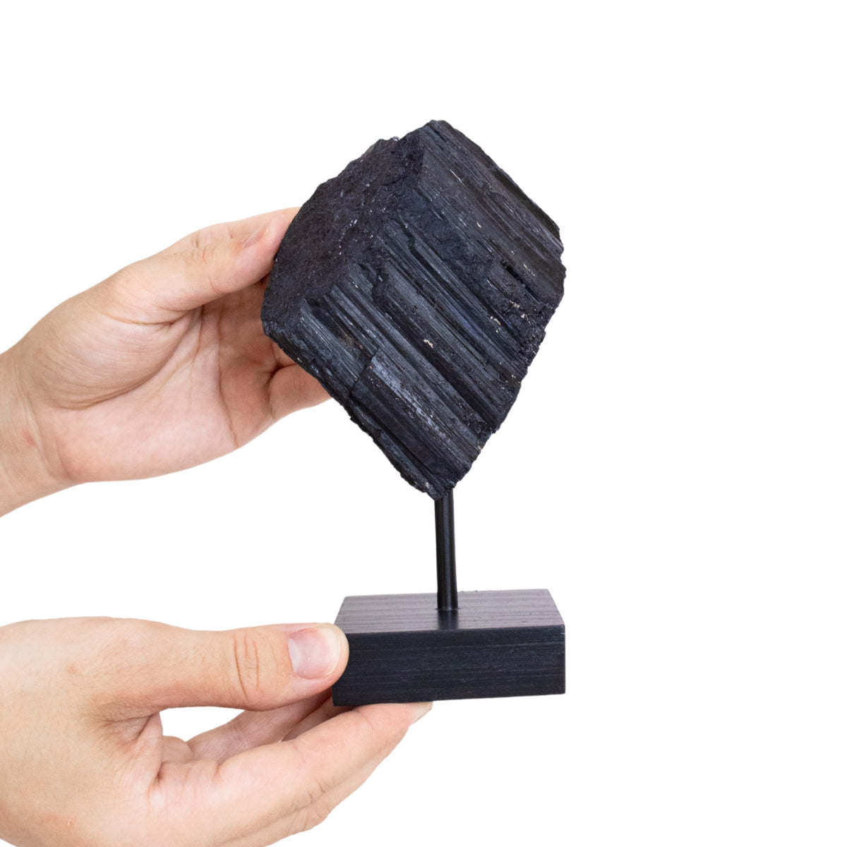 Turmalina Negra Bruta na Base Madeira Preta 645 gramas