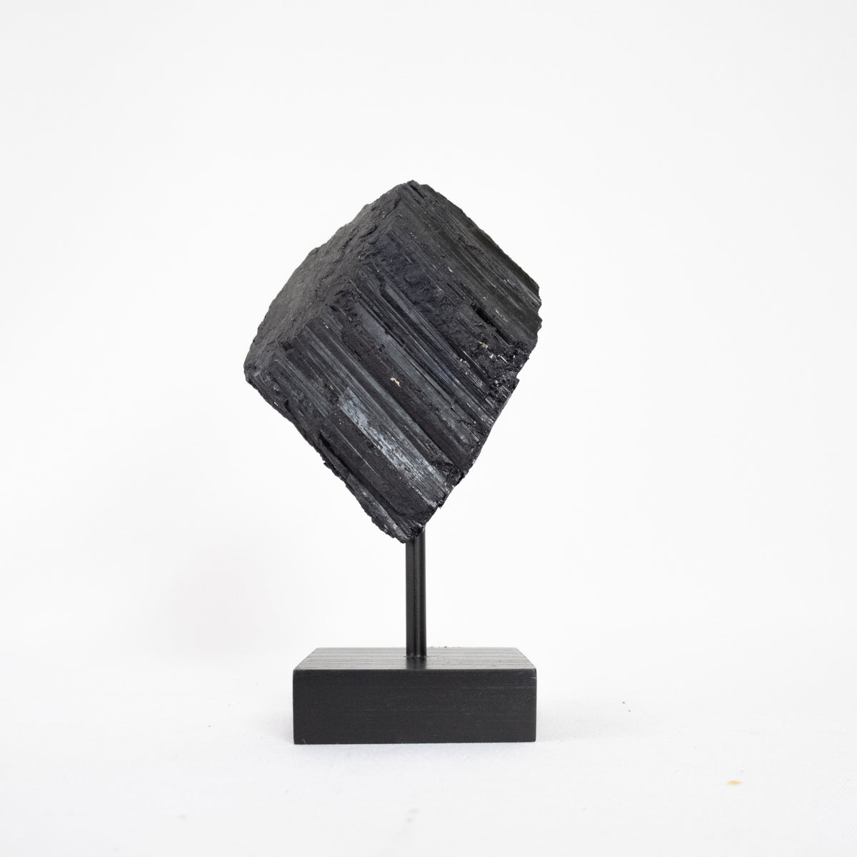 Turmalina Negra Bruta na Base Madeira Preta 645 gramas