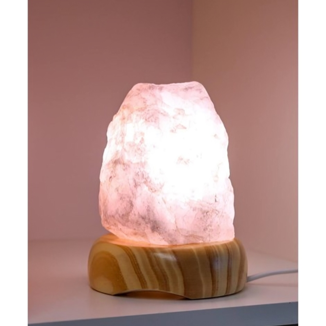 Luminária De Quartzo Rosa Bruto Na Base De Madeira Clara