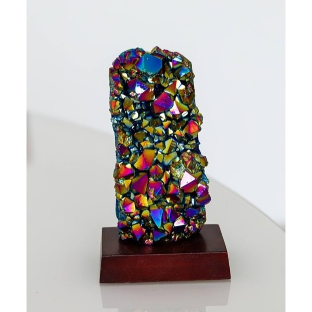 Drusa Quartzo Titânio Rainbow Média na Base de Madeira