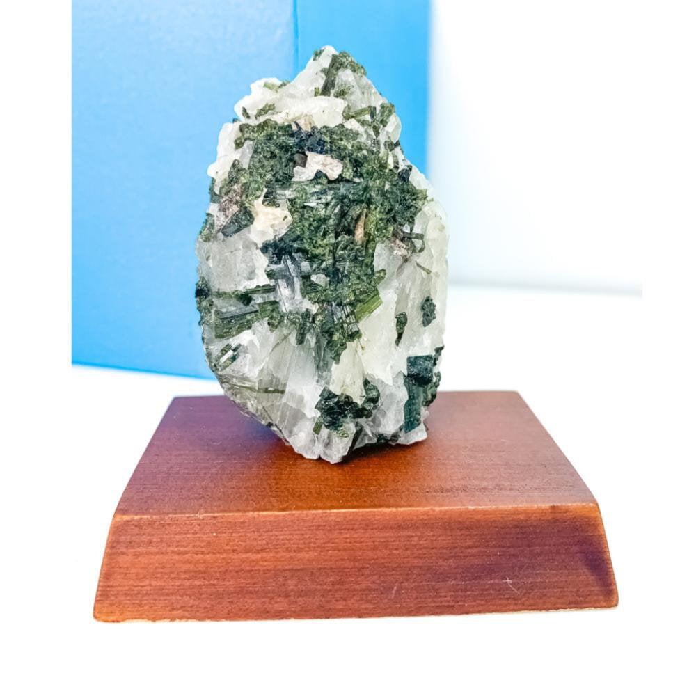 Turmalina Verde Na Matriz Base De Madeira 95 Gramas