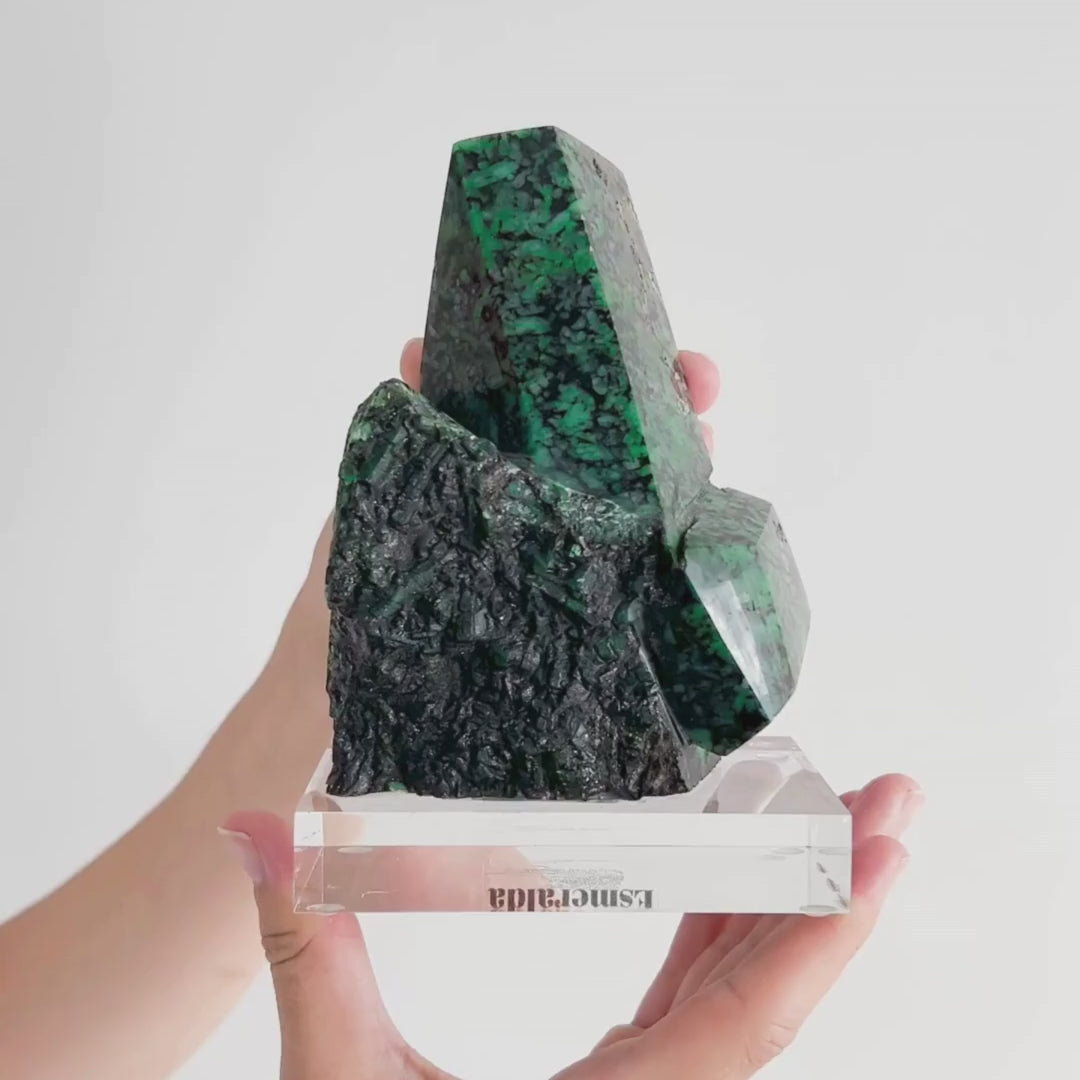 Carregar vídeo: Pedra Esmeralda Extra na Base Acrílica 1,516 Kg (coleção)