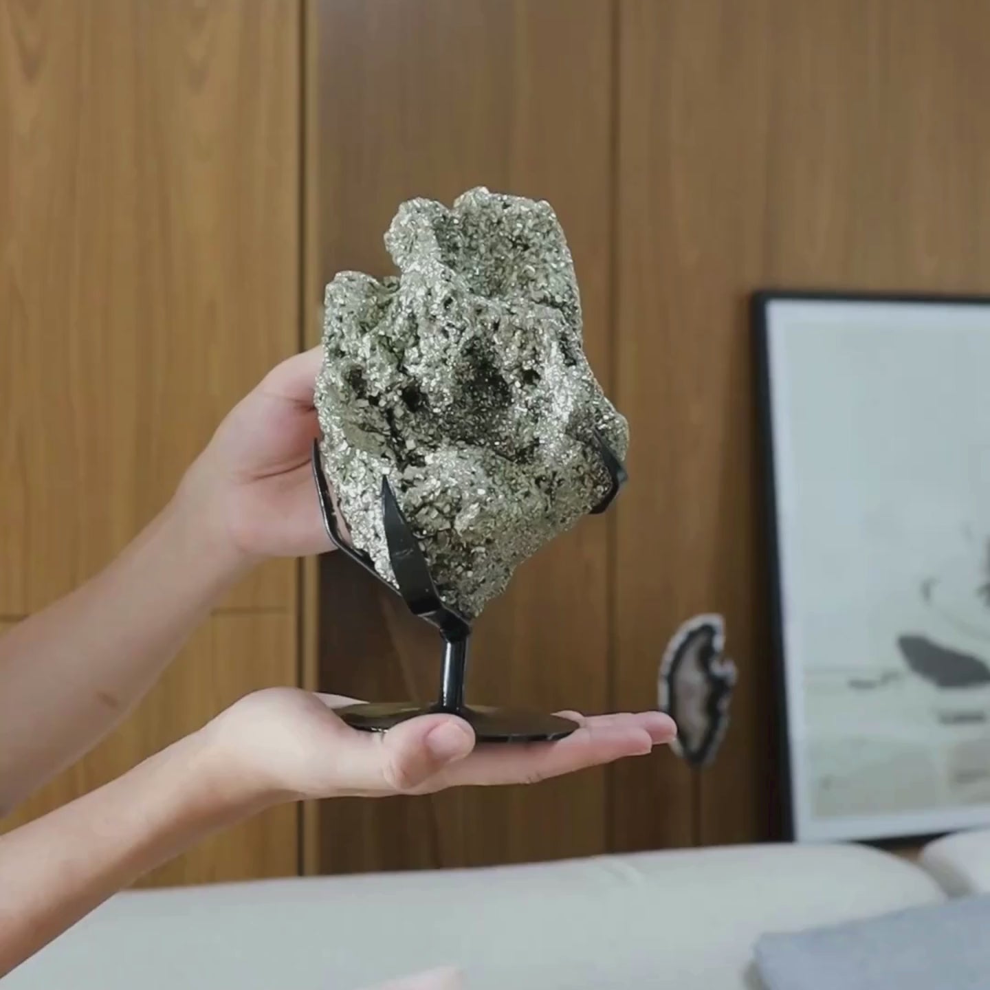 Carregar vídeo: Pedra Pirita Na Base De Metal Preto 2,310 Kg