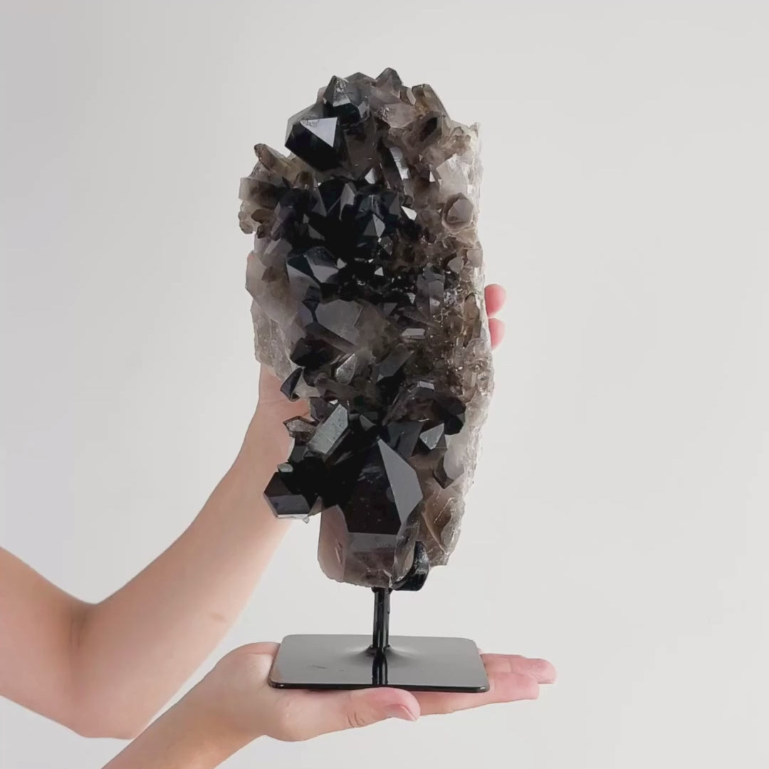 Carregar vídeo: Drusa De Cristal Fumê Morion na Base Metal Preto 3,620 kg