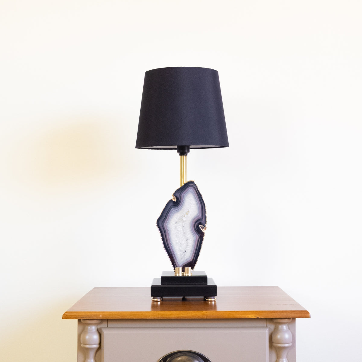 Abajur Chapa de Ágata Natural Banho Ouro na Base de Madeira Preta