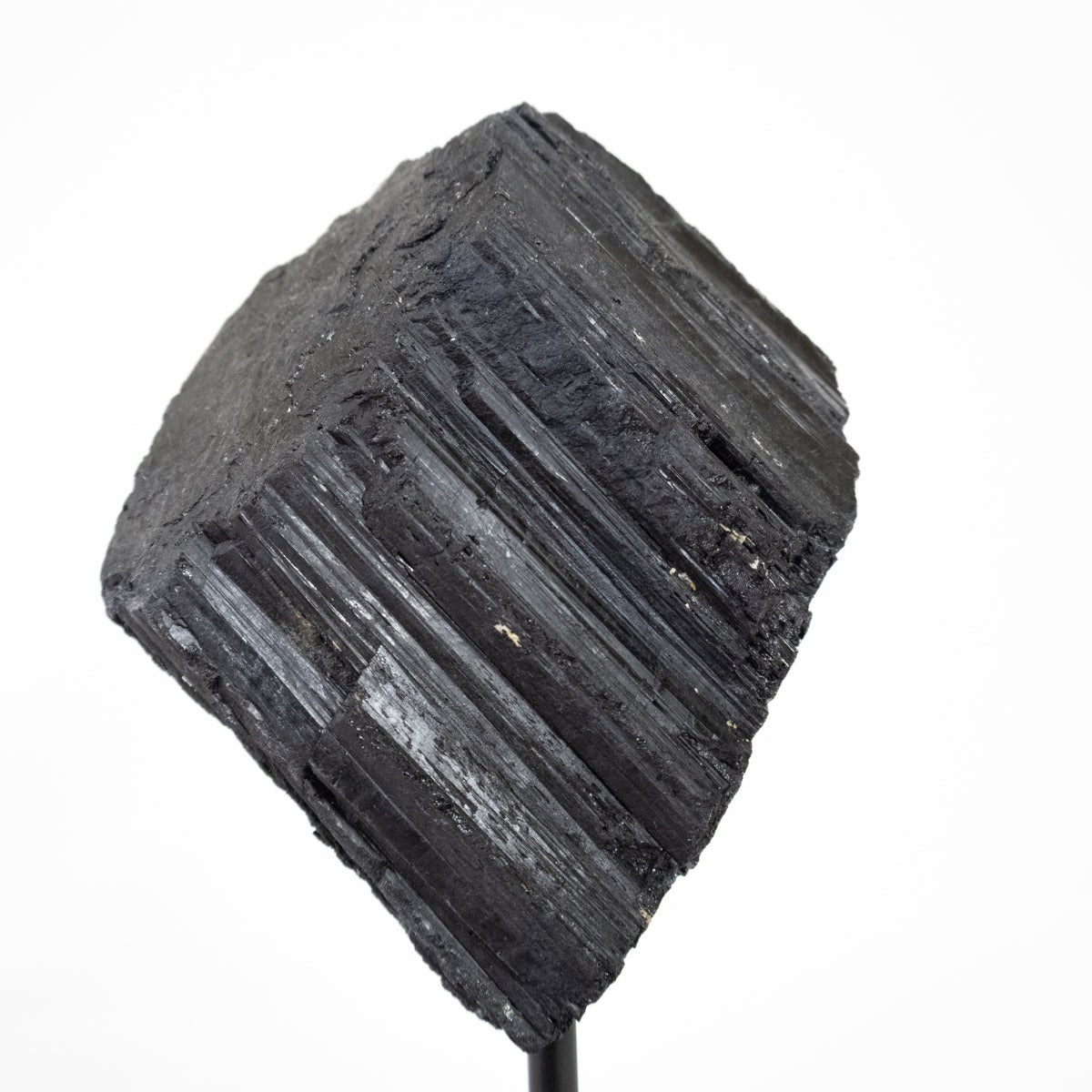 Turmalina Negra Bruta na Base Madeira Preta 645 gramas