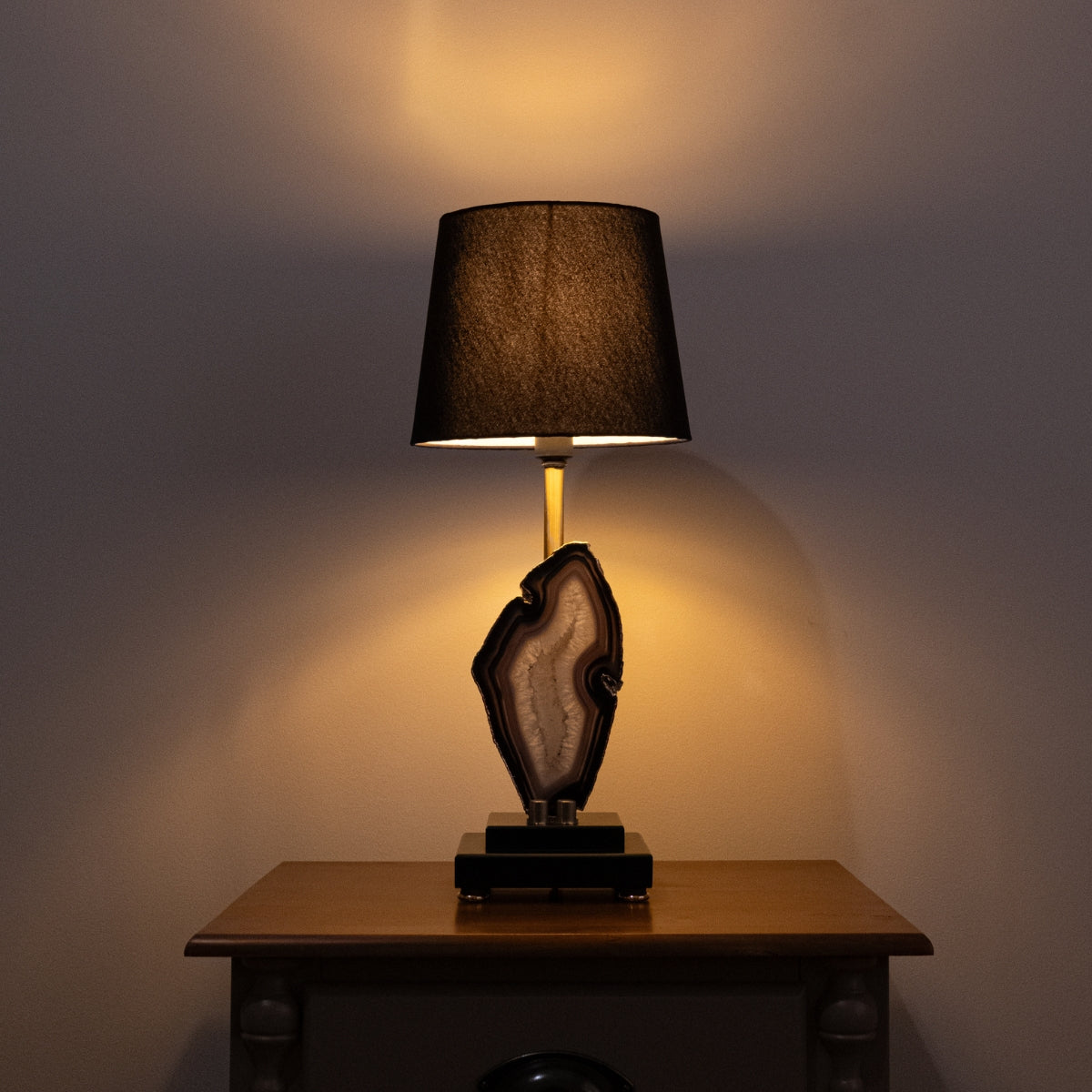 Abajur Chapa de Ágata Natural Banho Ouro na Base de Madeira Preta