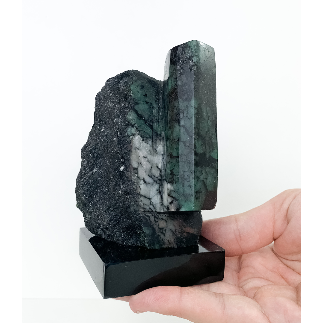 Pedra Natural Esmeralda Polida Extra na Base