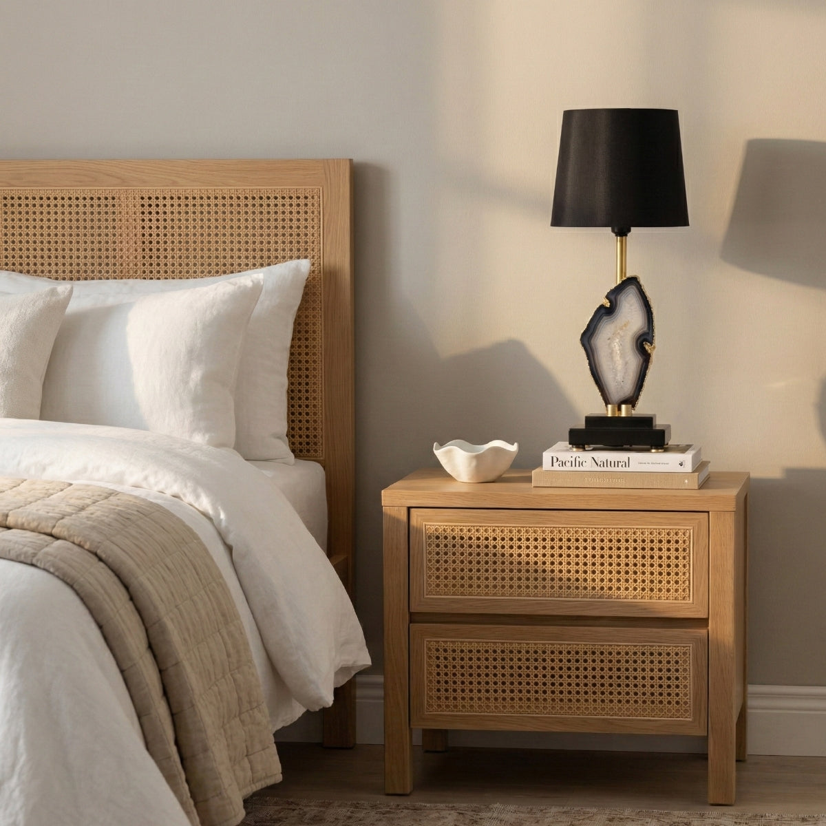 Abajur Chapa de Ágata Natural Banho Ouro na Base de Madeira Preta