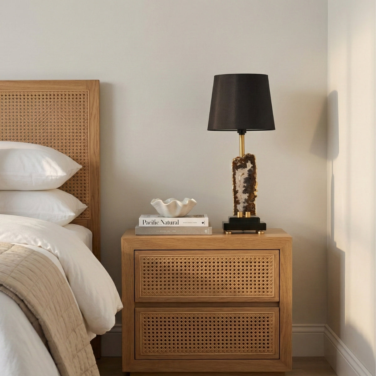 Abajur Chapa de Ágata Natural Banho Ouro na Base de Madeira Preta