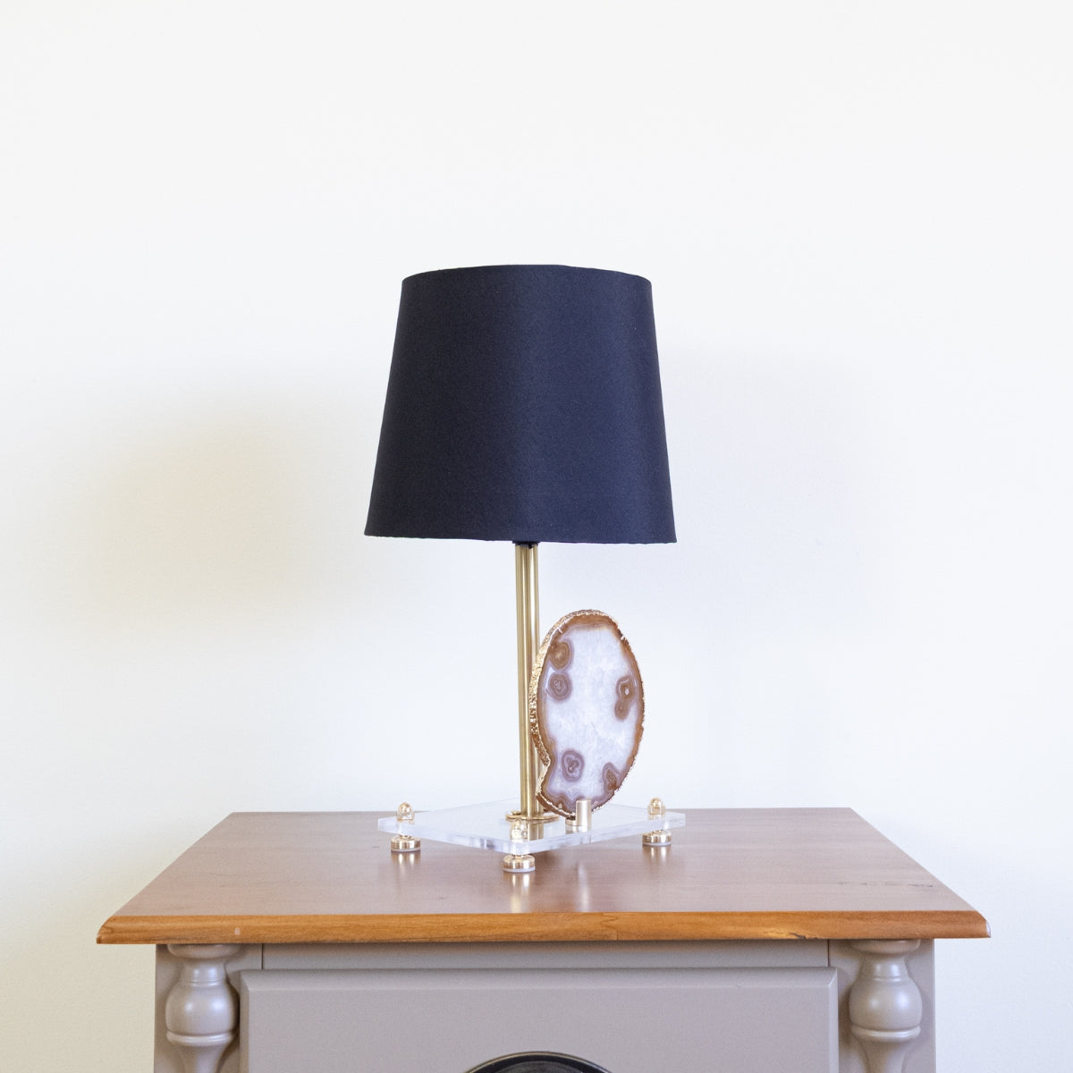 Abajur Chapa de Ágata Natural Banho Ouro na Base Acrílica