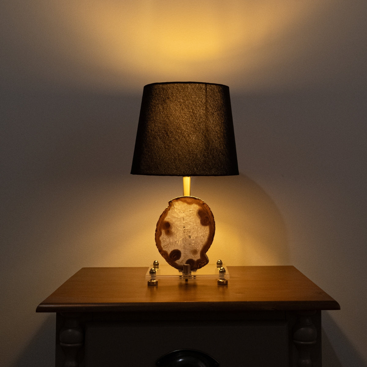 Abajur Chapa de Ágata Natural Banho Ouro na Base Acrílica