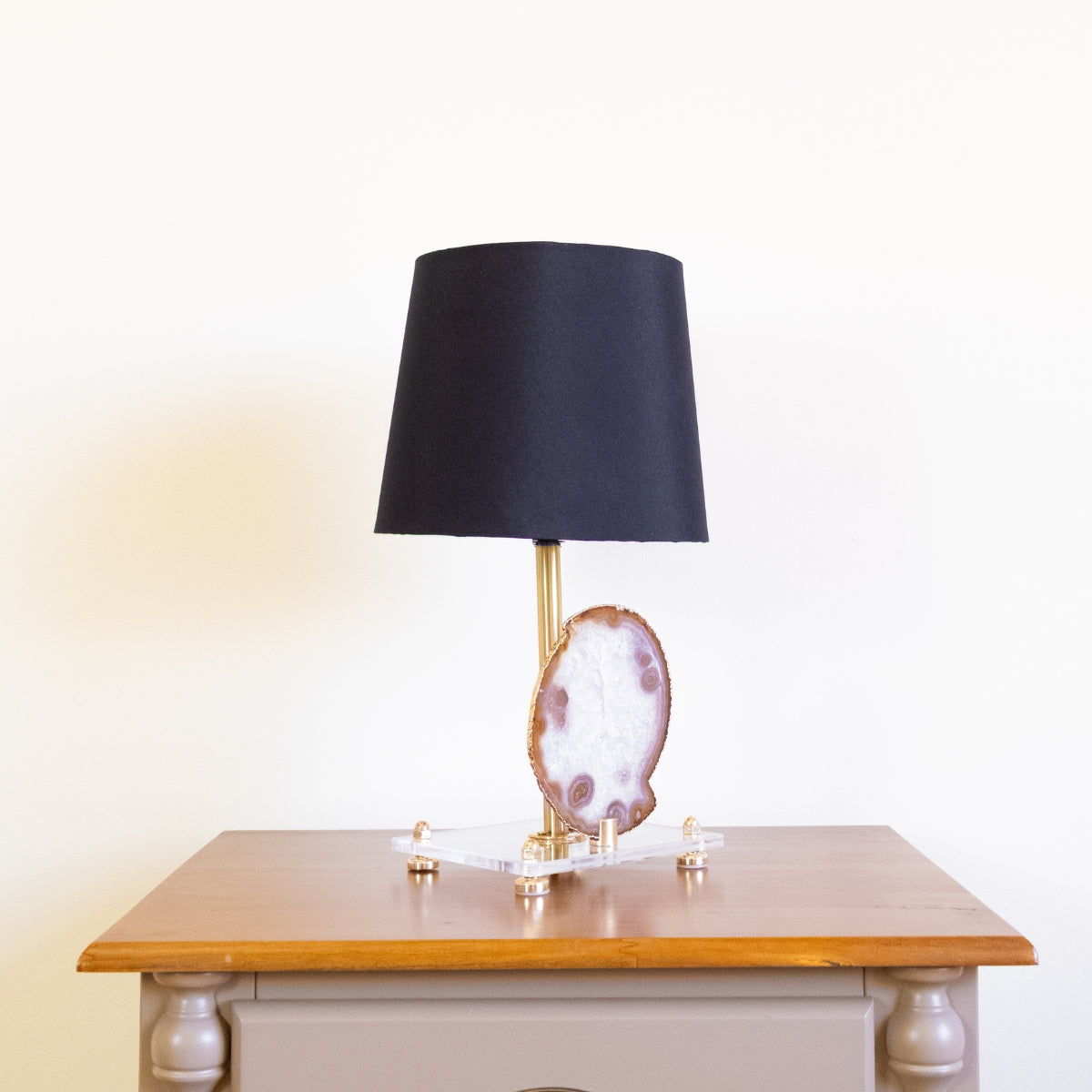 Abajur Chapa de Ágata Natural Banho Ouro na Base Acrílica