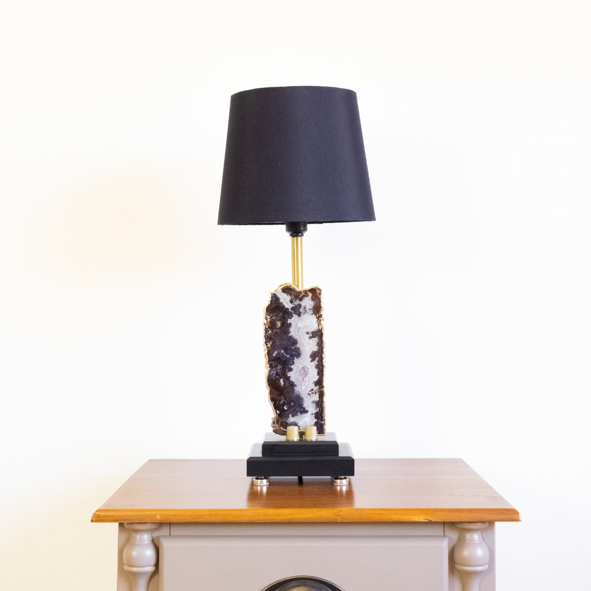 Abajur Chapa de Ágata Natural Banho Ouro na Base de Madeira Preta