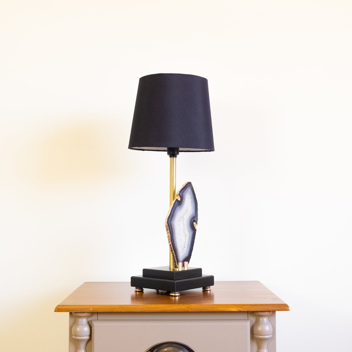 Abajur Chapa de Ágata Natural Banho Ouro na Base de Madeira Preta