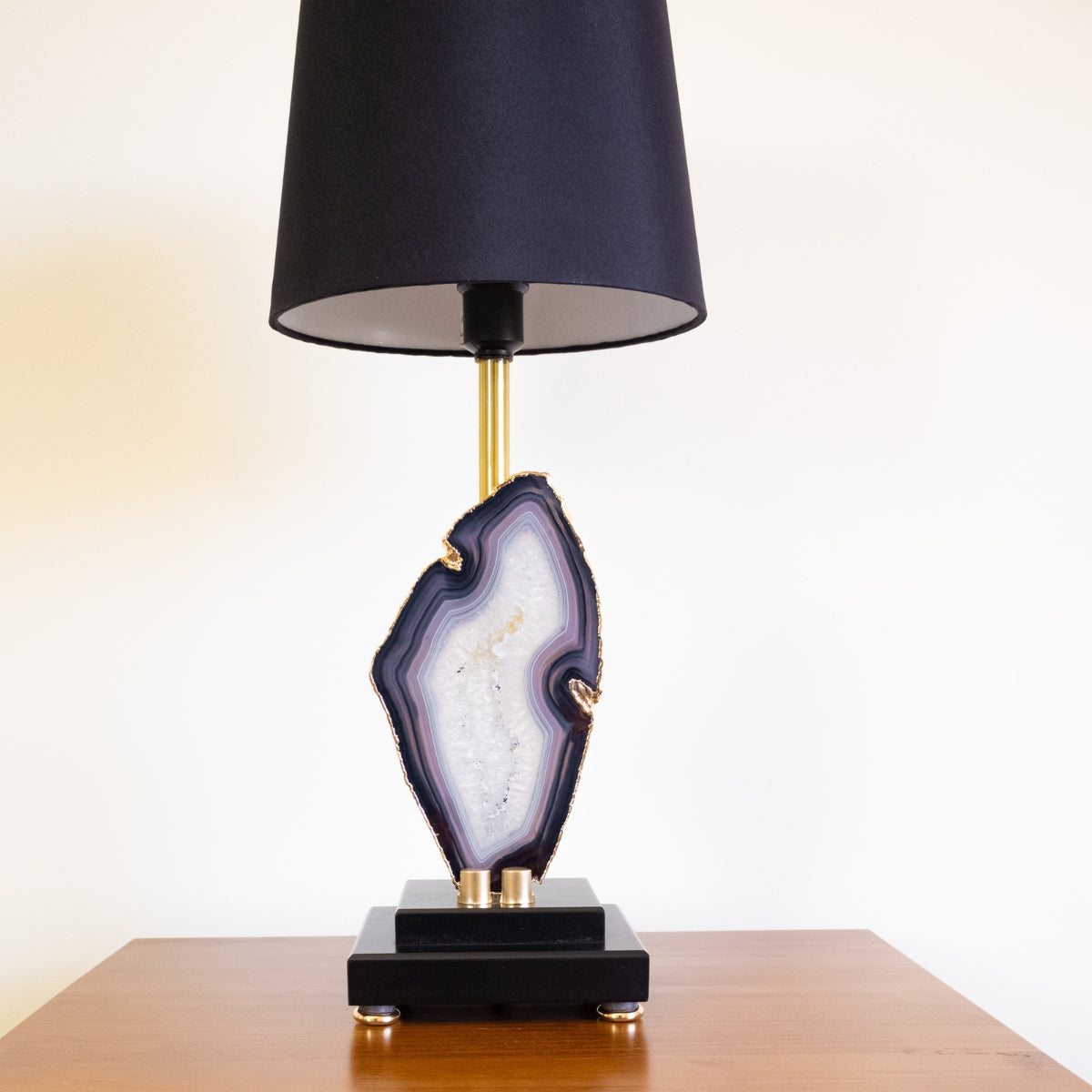 Abajur Chapa de Ágata Natural Banho Ouro na Base de Madeira Preta