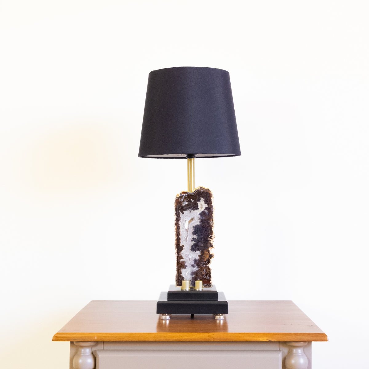 Abajur Chapa de Ágata Natural Banho Ouro na Base de Madeira Preta