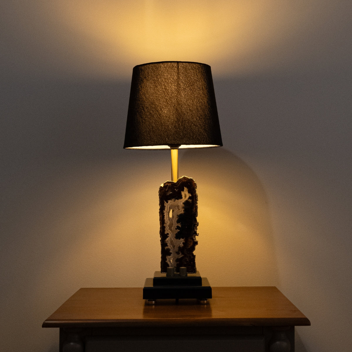 Abajur Chapa de Ágata Natural Banho Ouro na Base de Madeira Preta