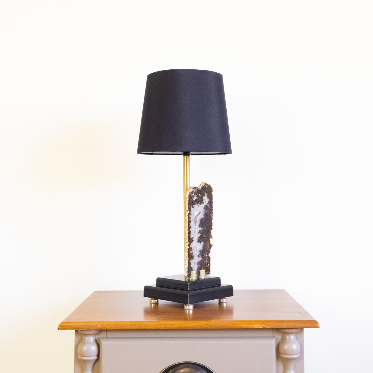 Abajur Chapa de Ágata Natural Banho Ouro na Base de Madeira Preta