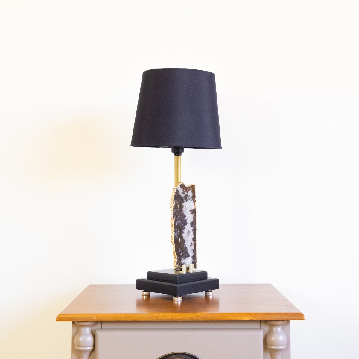 Abajur Chapa de Ágata Natural Banho Ouro na Base de Madeira Preta