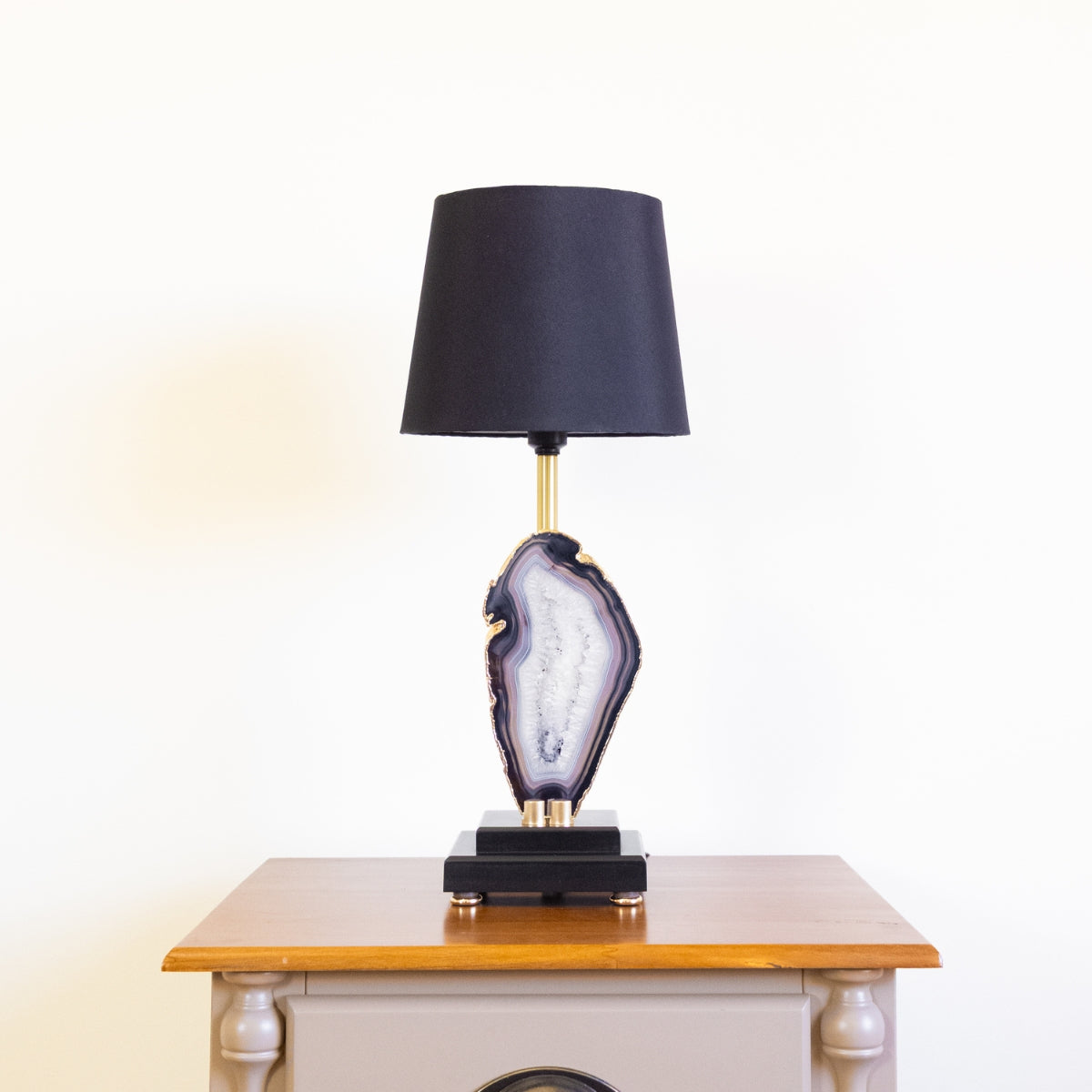 Abajur Chapa de Ágata Natural Banho Ouro na Base de Madeira Preta