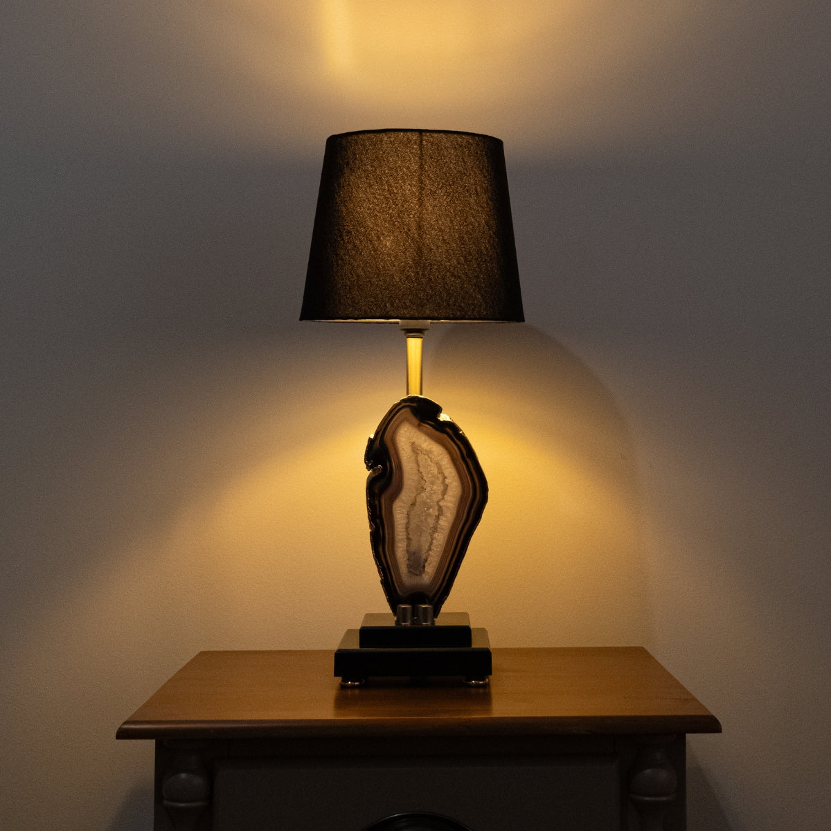 Abajur Chapa de Ágata Natural Banho Ouro na Base de Madeira Preta