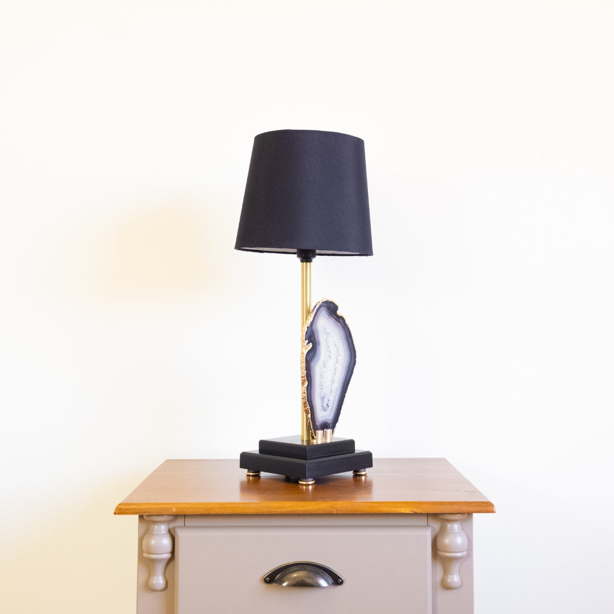 Abajur Chapa de Ágata Natural Banho Ouro na Base de Madeira Preta