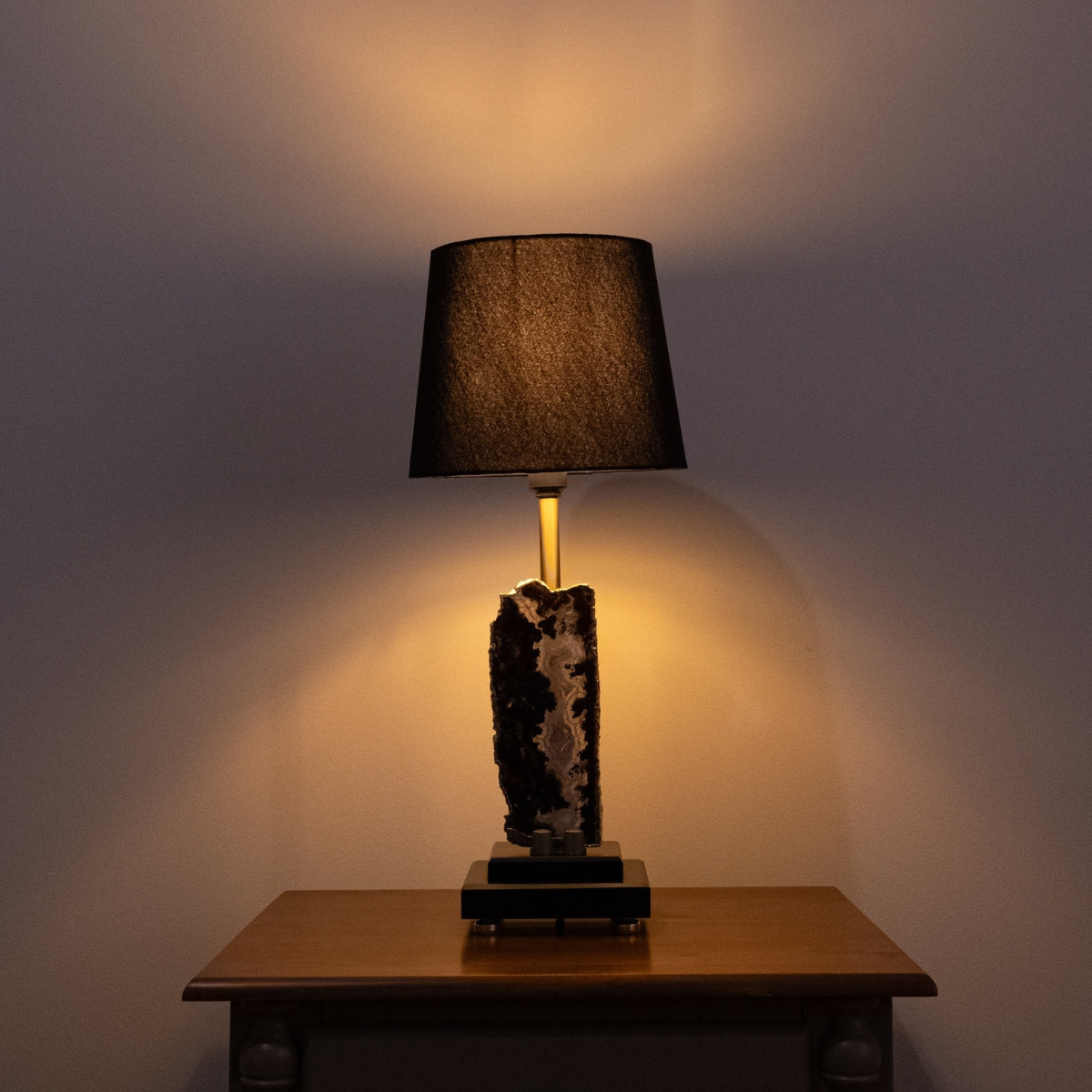 Abajur Chapa de Ágata Natural Banho Ouro na Base de Madeira Preta