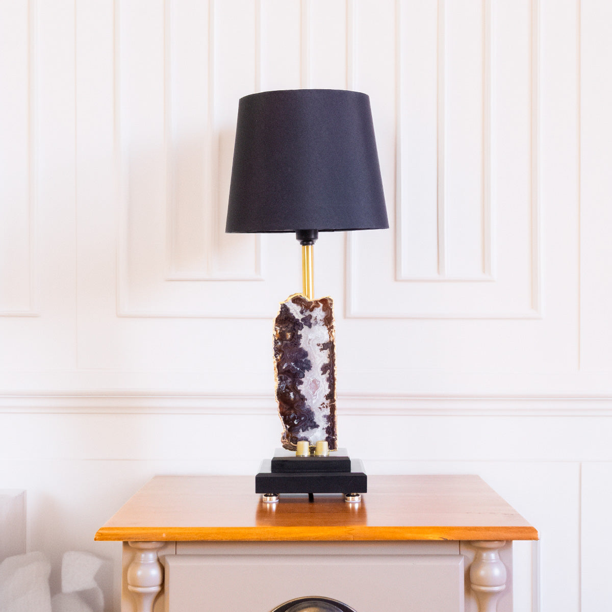 Abajur Chapa de Ágata Natural Banho Ouro na Base de Madeira Preta