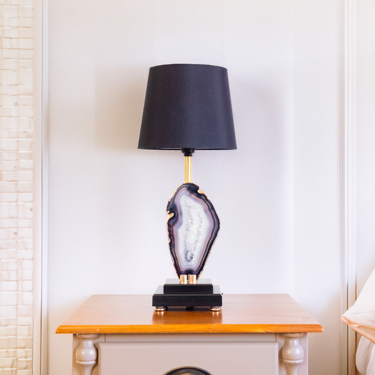 Abajur Chapa de Ágata Natural Banho Ouro na Base de Madeira Preta