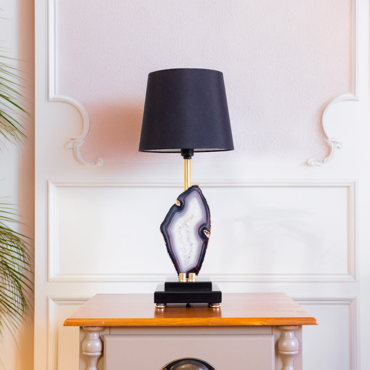 Abajur Chapa de Ágata Natural Banho Ouro na Base de Madeira Preta