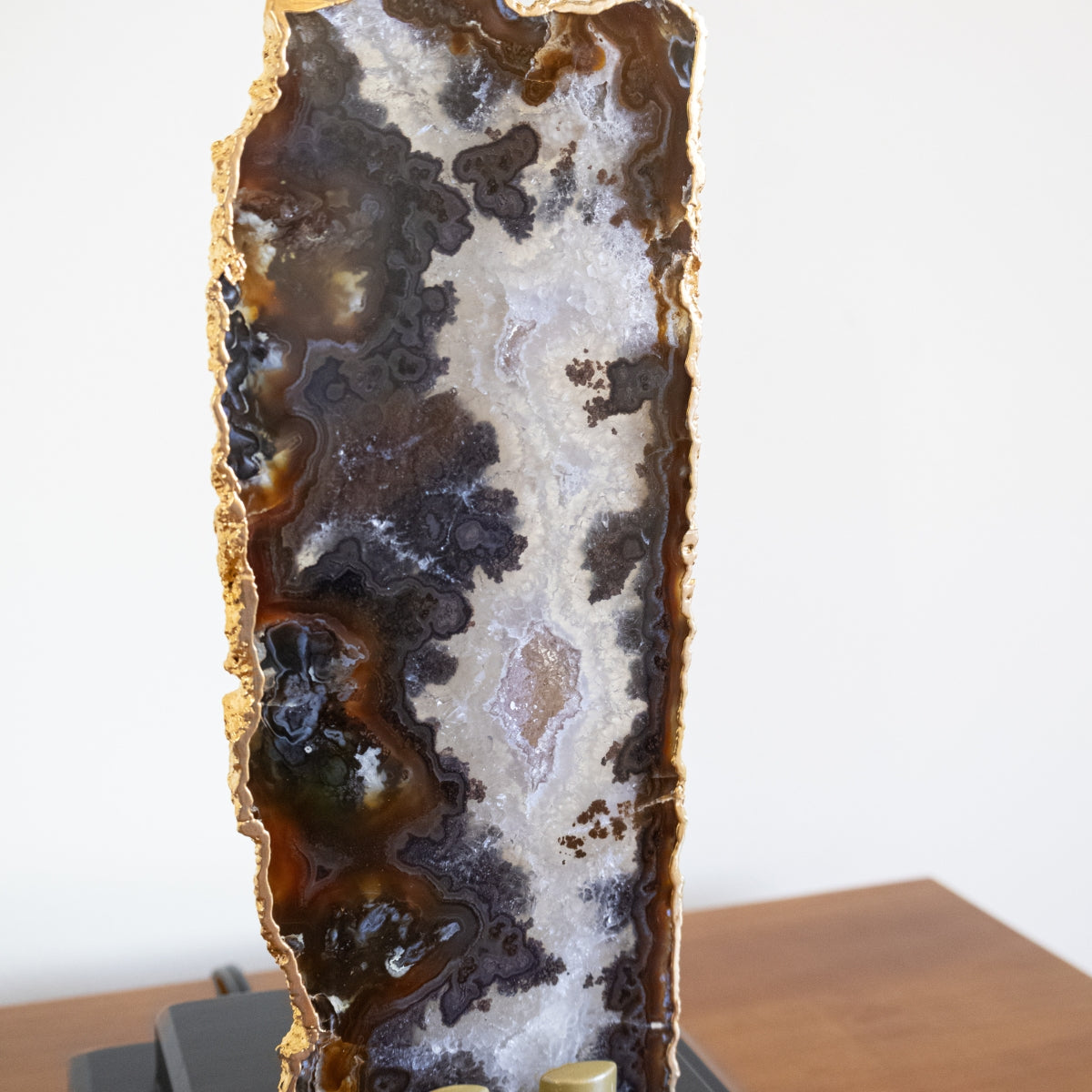 Abajur Chapa de Ágata Natural Banho Ouro na Base de Madeira Preta