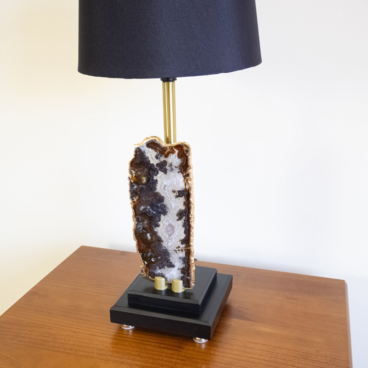 Abajur Chapa de Ágata Natural Banho Ouro na Base de Madeira Preta