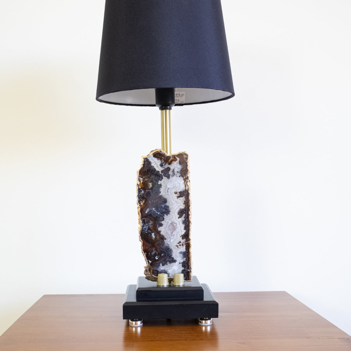 Abajur Chapa de Ágata Natural Banho Ouro na Base de Madeira Preta